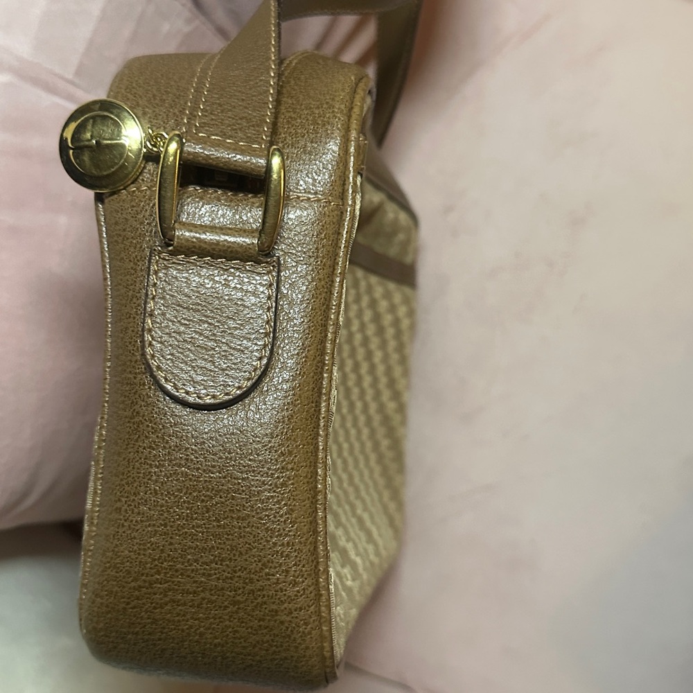 Gucci Shoulder Bag 2 1/2 x 9x 6 1/2 outside in excellent condition - Picture 9 of 10